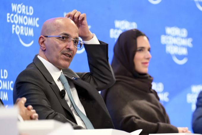 Mohammed Al-Jadaan, Finanzminister von Saudi-Arabien, links, spricht neben Haifa Bint Mohammed Al Saud, Beigeordnete Ministerin für Strategie und Exekutivangelegenheiten, Ministerium für Tourismus von Saudi-Arabien, rechts, bei einem Stakeholder-Dialog während des 51. jährlichen Treffens des Weltwirtschaftsforums (WEF) in Davos, Schweiz, am Mittwoch, 25. Mai 2022. WEF