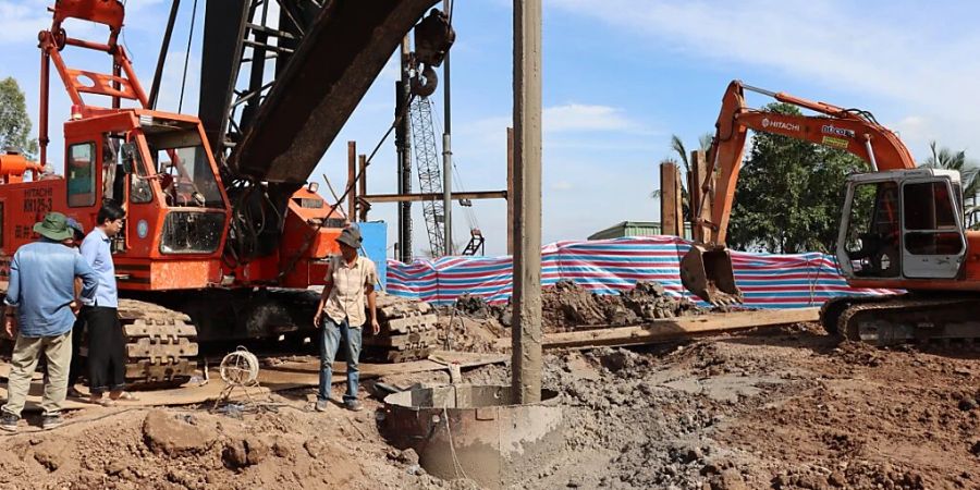 HANDOUT - Nach dem Sturz eines Jungen in ein 35 Meter tiefes Betonrohr im Südwesten von Vietnam versuchen Einsatzkräfte weiter, den Zehnjährigen zu retten. Foto: --/Dong Thap's People Committe/dpa - ACHTUNG: Nur zur redaktionellen Verwendung im Zusammenhang mit der aktuellen Berichterstattung und nur mit vollständiger Nennung des vorstehenden Credits