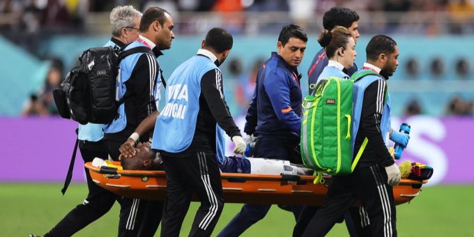 Enner Valencia wird verletzt vom Platz getragen. enner valencia