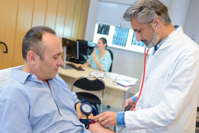 Vor der Homöopathie-Behandlung sollten Sie unbedingt einen Arzt aufsuchen. Homöopathie