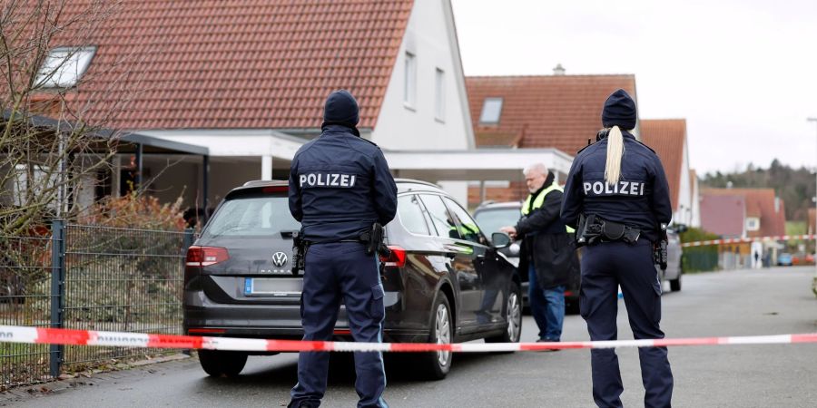 Polizisten vor einem Haus in Wiesendorf.  Ein 14-jähriges Mädchen wurde in dem Ort nahe Erlangen getötet.