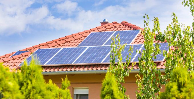Auch Privathaushalte verlassen sich immer mehr auf Solaranlagen und Balkonkraftwerke. Balkonkraftwerke