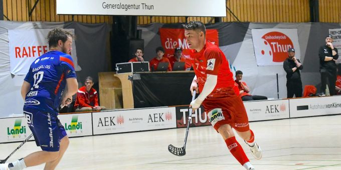 Tobias Baumann (r.) überzeugt gegen Lok mit vier Skorerpunkten (2 Tore, 2 Assists). UHC Thun