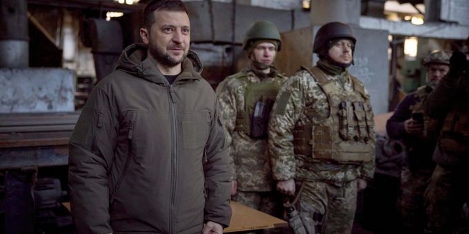 Die Amtszeit von Wolodymyr Selenskyj ist abgelaufen, wegen des Krieges sind Neuwahlen aber nicht möglich. Der ukrainische Präsident Wolodymyr Selenskyj hat am Dienstag die Stadt Bachmut besucht.