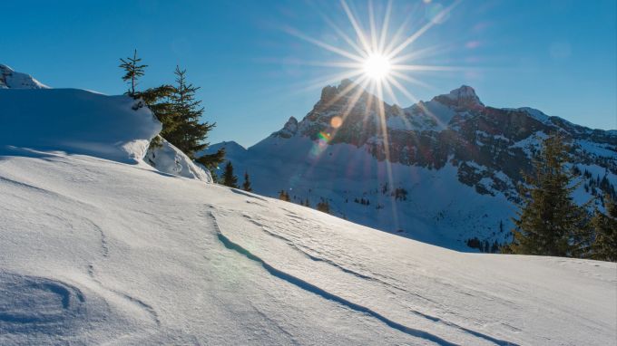 Nicht einmal 50 Kilometer vom Berner Stadtzentrum fühlt man sich im Diemtigtal in eine andere Welt versetzt. Winter Schweiz Ausflüge