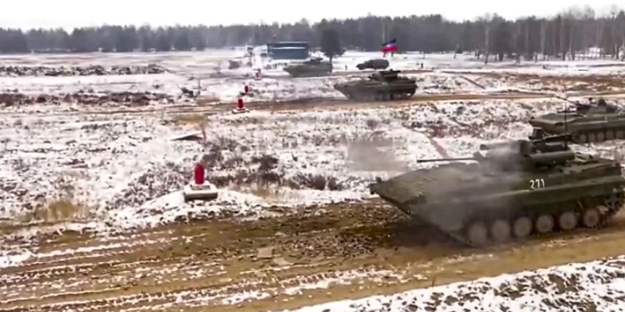 Handout - Auf diesem vom Pressedienst des russischen Verteidigungsministeriums veröffentlichten Videostandbild nehmen russische Truppen an Übungen in Belarus teil. Foto: ---/Russian Defense