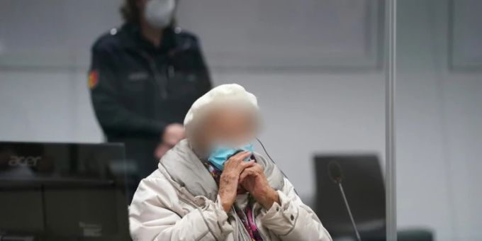 Irmgard F. Anfang Dezember vor Gericht. kz sekretärin