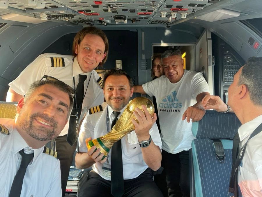 Auch die Piloten-Crew darf den Pokal einmal in den Händen halten.