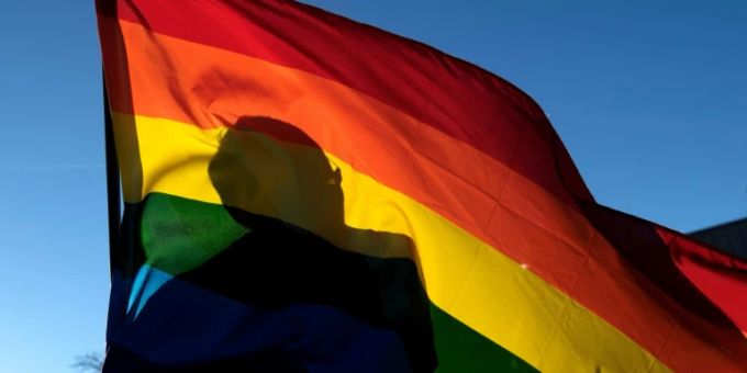 Die Regenbogenflagge ist ein Symbol für die LGBT-Gemeinde. LGBT