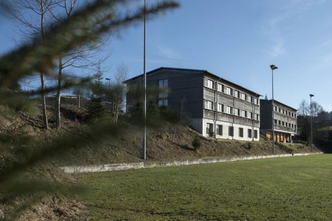 Im Sportzentrum in Huttwil im Emmental wurde ein Zentrum für bis zu 100 Asylsuchende errichtet. Vorgesehen ist es, um die Ankunft von unbegleiteten minderjährigen Asylsuchenden (UMA) besser asylsuchende huttwil