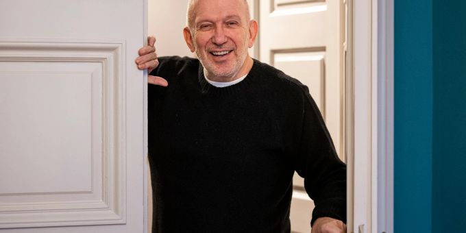 Der französische Modedesigner Jean Paul Gaultier, aufgenommen nach einem Interview. Aus seiner Sicht ist Alter in der Mode immer noch ein Tabu. Der französische Modedesigner Jean Paul Gaultier, aufgenommen nach einem Interview. Aus seiner Sicht ist Alter in der Mode immer noch ein Tabu.