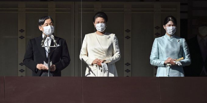 Japans Kaiser Naruhito steht neben Kaiserin Masako und seiner Tochter, Prinzessin Aiko (r), auf dem Balkon. Japans Kaiser Naruhito steht neben Kaiserin Masako und seiner Tochter, Prinzessin Aiko (r), auf dem Balkon.