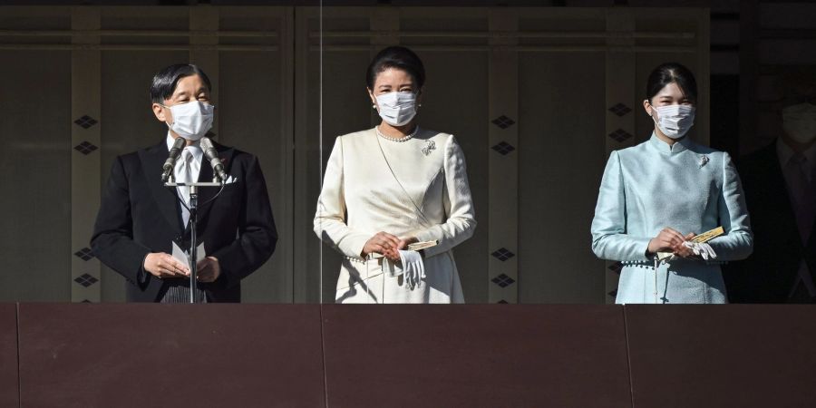 Japans Kaiser Naruhito steht neben Kaiserin Masako und seiner Tochter, Prinzessin Aiko (r), auf dem Balkon.