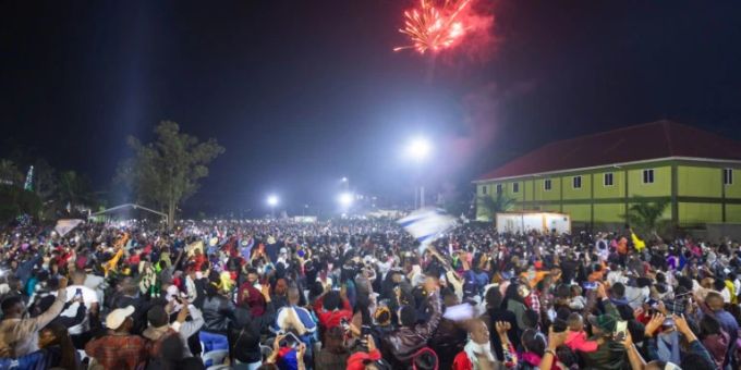 Feuerwerk vor der Miracle Center Kathedrale in Kampala Feuerwerk vor der Miracle Center Kathedrale in Kampala