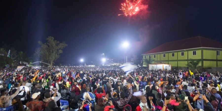 Feuerwerk vor der Miracle Center Kathedrale in Kampala