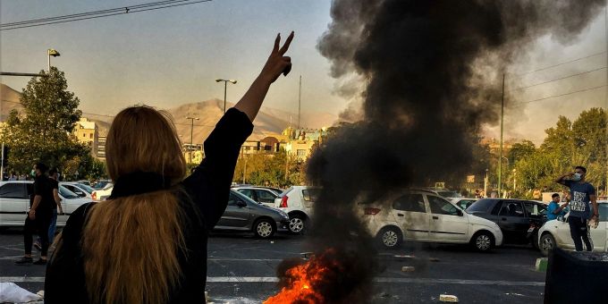 Eine Frau protestiert in Teheran gegen die Iran-Politik. Eine Frau protestiert in Teheran gegen die Iran-Politik.