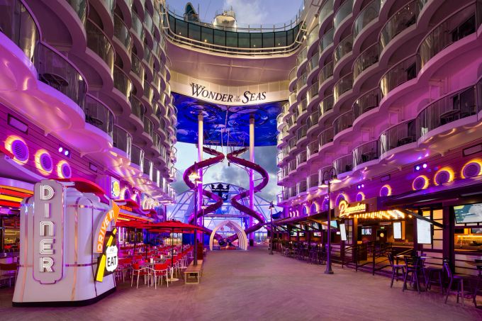 Die «Wonder of the Seas» gleicht in ihrem Inneren einem Freizeitpark. Freizeitpark Kreuzfahrtschiff Inneres pink neon