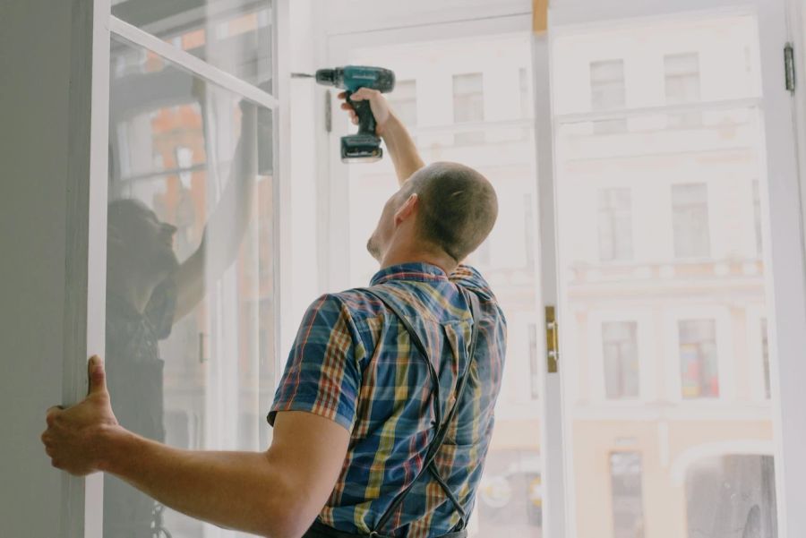 Mann Fenster Bohrmaschine Handwerker Heimwerker