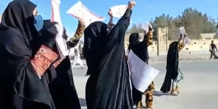 Protestierende Frauen in Sahedan im Iran