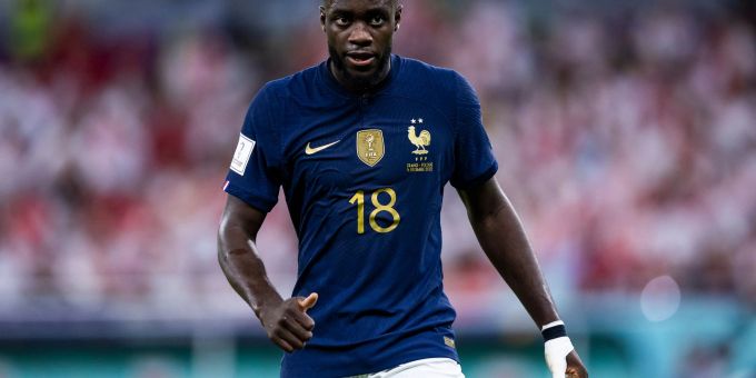 Frankreichs Dayot Upamecano fiel für das Halbfinalspiel gegen Marokko aus. Frankreichs Dayot Upamecano fiel für das Halbfinalspiel gegen Marokko aus.