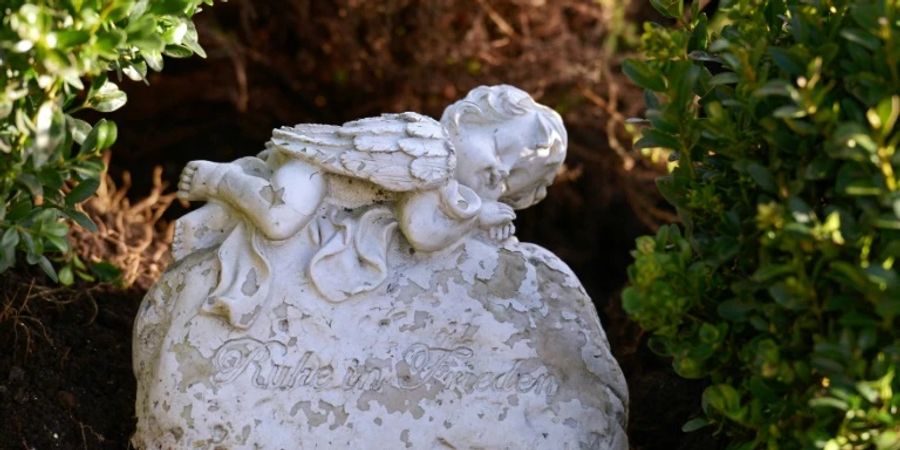 Steinfigur auf einem Friedhof