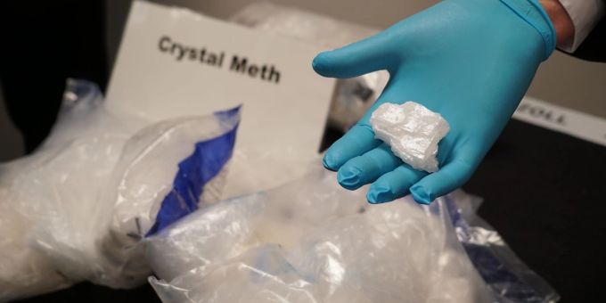 Symbolbild: In Beuteln und auf einer Hand ist Crystal Meth zu sehen. Symbolbild: In Beuteln und auf einer Hand ist Crystal Meth zu sehen.