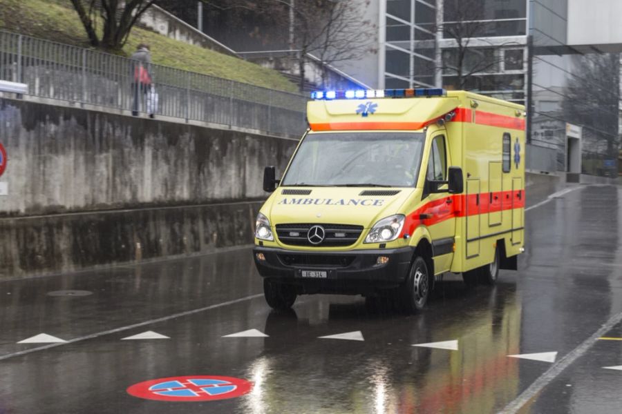 Mitte November hat der Berner Ulrich K. plötzlich Atemnot und wird von der Ambulanz abgeholt. (Symbolbild)