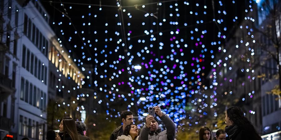 In Zürich ist auch in diesem Jahr die Weihnachtsbeleuchtung «Lucy» an der Bahnhofstrasse zu sehen.