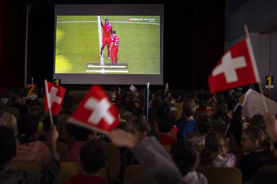 Viele Fans wollen sich den Match in einer Bar oder im Public Viewing anschauen.