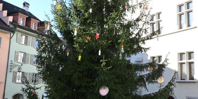 Der Weihnachtsbaum beim Rathaus: Die weihnachtliche Dekoration haben Schüler gemacht. Weihnachtsbaum in Sursee.