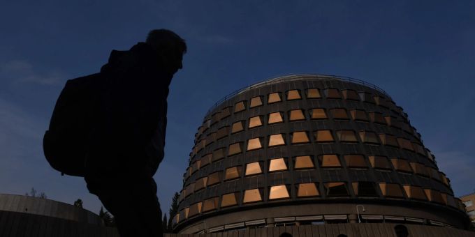 Das Verfassungsgericht in Madrid hat auf Antrag der konservativen PP erstmals ein laufendes Gesetzgebungsverfahren des Parlaments im Eilverfahren gestoppt. Das Verfassungsgericht in Madrid hat auf Antrag der konservativen PP erstmals ein laufendes Gesetzgebungsverfahren des Parlaments im Eilverfahren gestoppt.