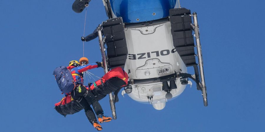 Lawinenübung des Alpinen Einsatzzuges der Polizei und Bergwacht in Oberaudorf.