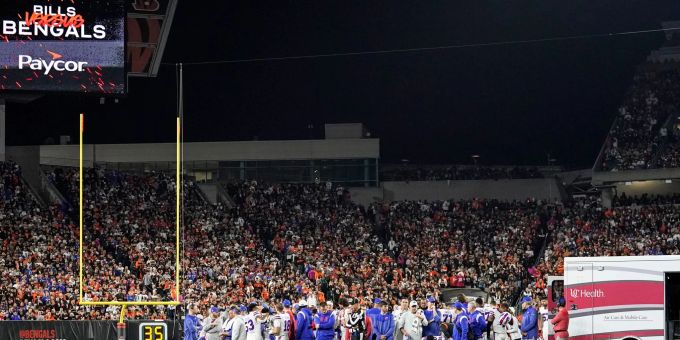 Bills-Profi Damar Hamlin hatte einen Herzstillstand. Bills-Profi Damar Hamlin hatte einen Herzstillstand.