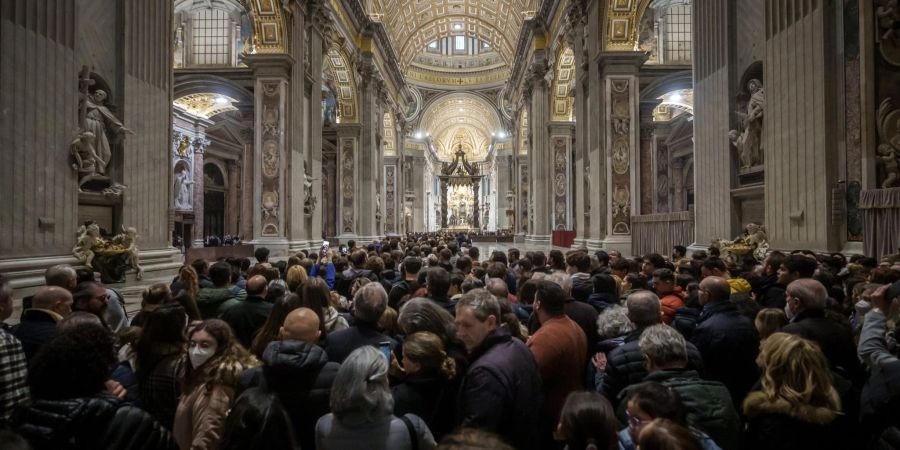 Auch am dritten Tag der Aufbahrung kamen Tausende Gläubige in den Petersdom, um sich von Benedikt XVI. zu verabschieden.