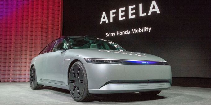Sony und Honda zeigen auf der CES 2025 einen Prototypen eines Elektroautos der neuen gemeinsamen Marke Afeela. Das Fahrzeug soll 2026 zunächst in den USA auf den Markt kommen. CES 2025