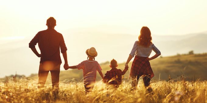 Gemeinsame Abenteuer und Herausforderungen auf Reisen schaffen Erlebnisse, die die Verbindung innerhalb der Familie stärken. Familie im Sonnenuntergang, halten Hand