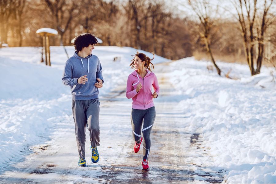 Mann, Frau, Joggen, Schnee