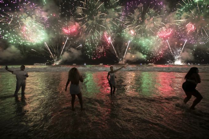 Brasilianer feiern den Jahreswechsel im Meer vor Rio. Rio