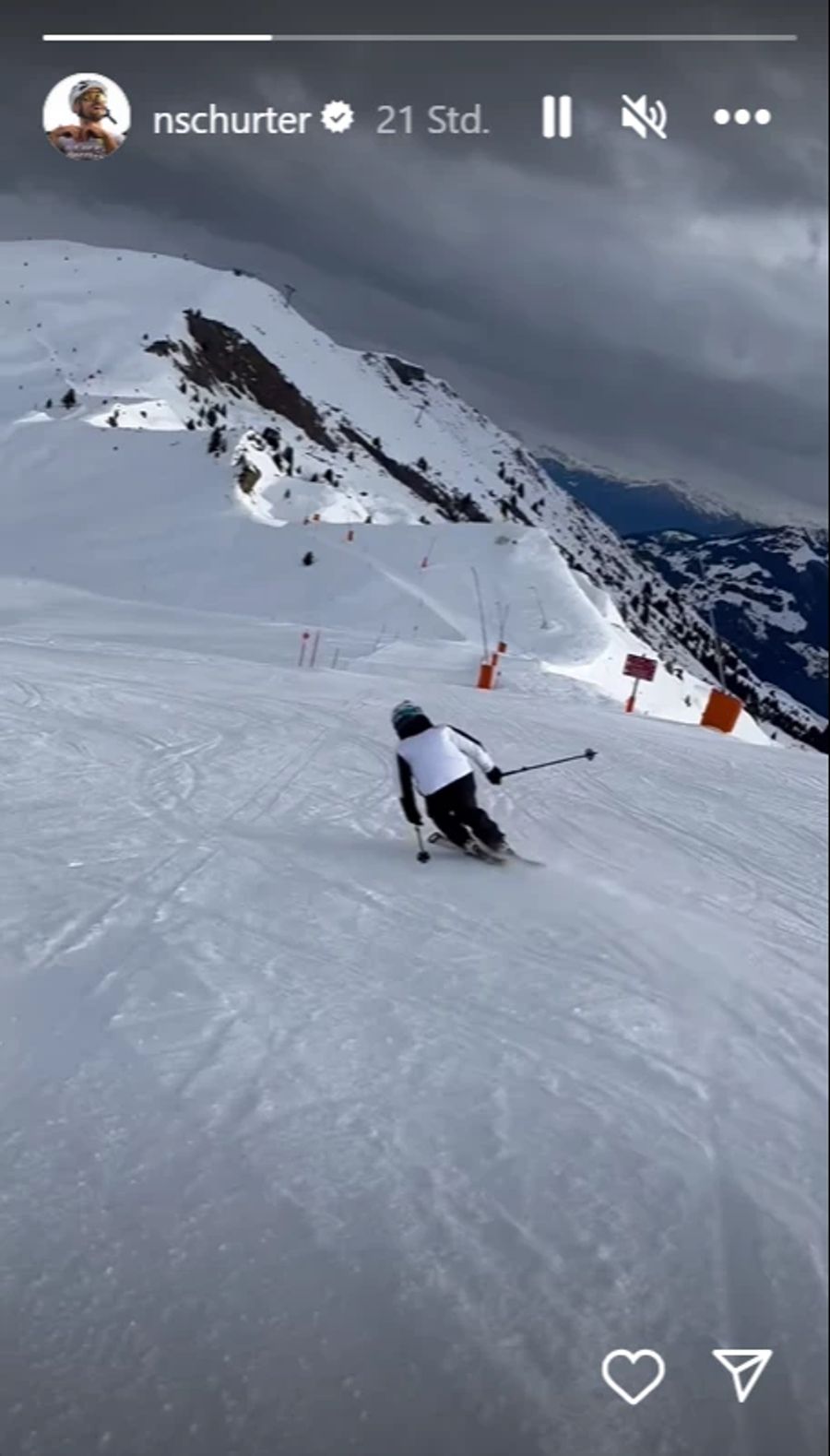 Mountainbiker Nino Schurter grüsst von der Skipiste.