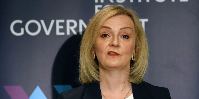Liz Truss war nur 49 Tage Premierministerin von Grossbritannien. Trotzdem ehrte sie nun ihre ehemaligen Weggefährten, wie es in London der Brauch ist. liz truss