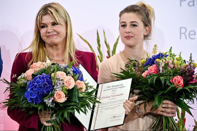 Frau Corinna und Tochter Gina nehmen 2022 den Staatspreis von Nordrhein-Westfahlen im Namen von Michael Schumacher entgegen. Michael Schumacher