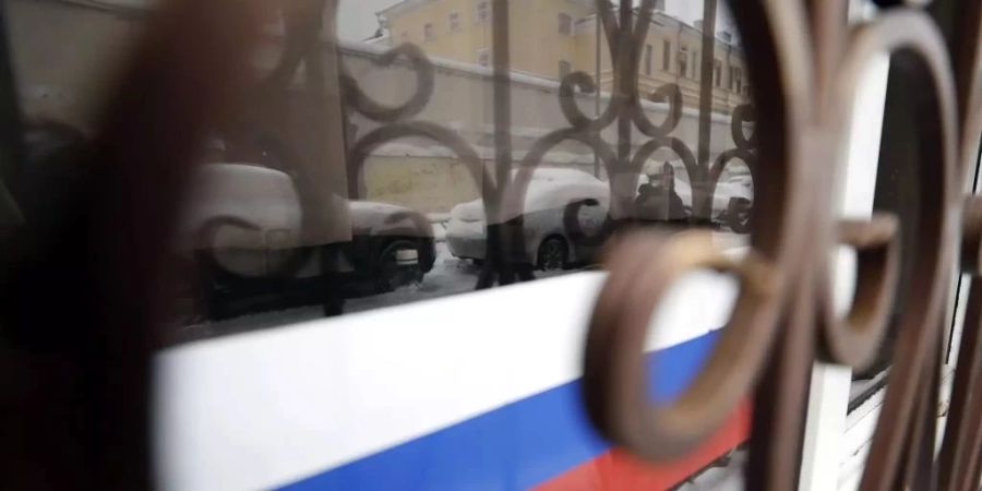 Staatliche Akteure wie der FSB drücken dafür bei deren sonstigen Machenschaften ein Auge zu.