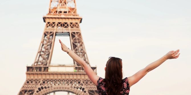 Frau vor dem Eiffelturm.