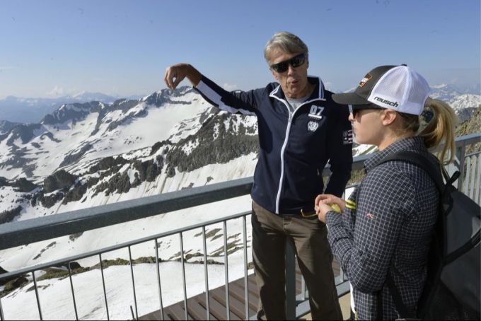 Lara Gut-Behrami und Bernhard Russi bei einer Wanderung in dessen Heimat im Jahr 2013. Lara Gut-Behrami