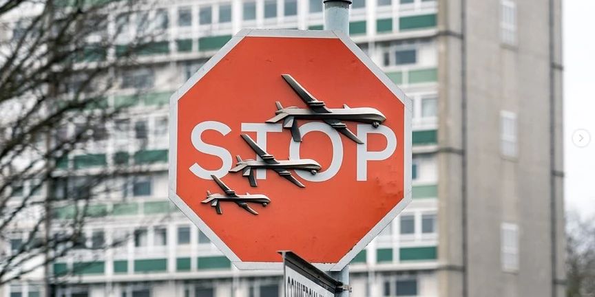 Banksy: Stoppschild mit Drohnen von Unbekannten entfernt