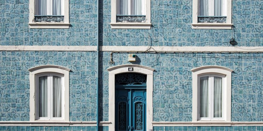 Hausfassade blaue Plättchen