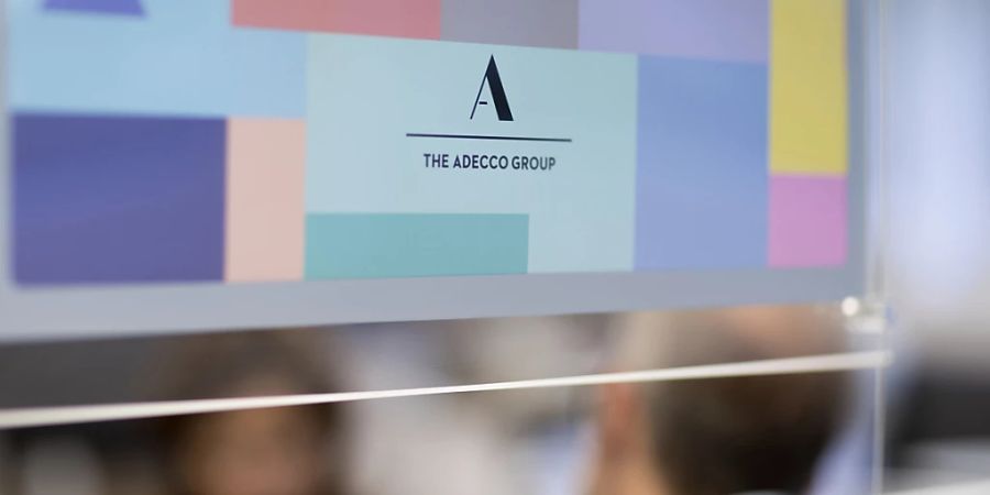 Ein Schild mit dem Adecco-Logo in der Kantine am Hauptsitz des Personaldienstleisters Adecco Group in Zürich