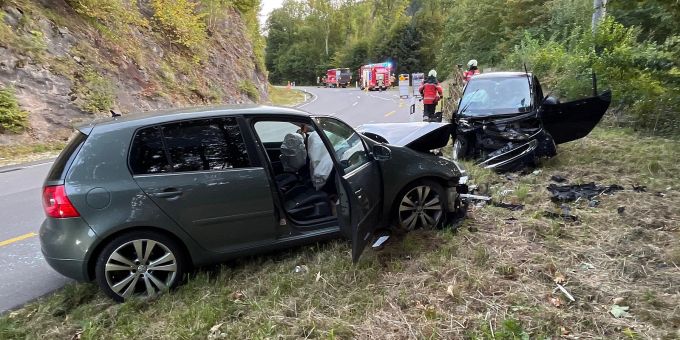 Läufelfingen BL: Frontalkollision zwischen zwei Personenwagen. Läufelfingen BL: Frontalkollision