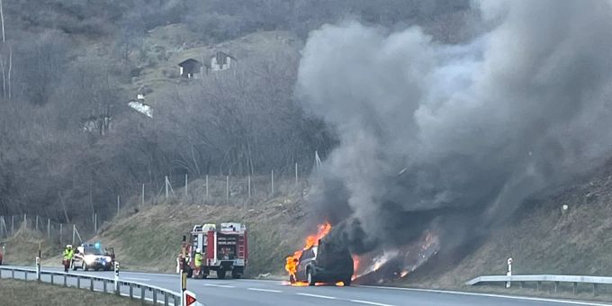 Fahrzeugbrand in Mesocco. Fahrzeugbrand in Mesocco.