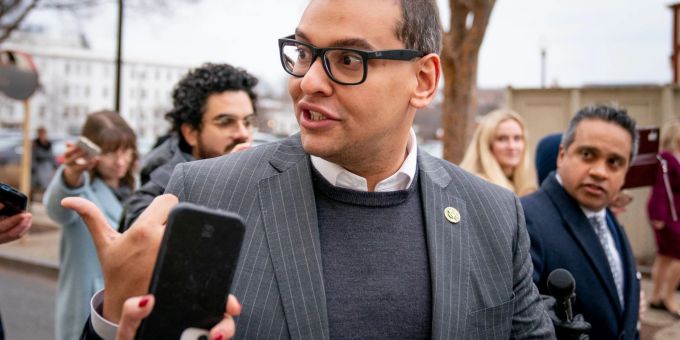 Der Abgeordnete George Santos verlässt eine Sitzung der Republikanischen Partei auf dem Capitol Hill. Der Abgeordnete George Santos verlässt eine Sitzung der Republikanischen Partei auf dem Capitol Hill.